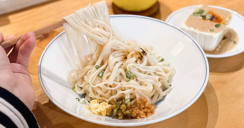 中山區不限時咖啡廳！KONZY KAVA 南京復興美食推薦，營業到晚上9點、菜單大推花椒麵。