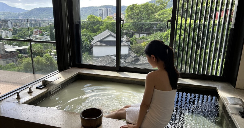 限定冬季住房優惠！北投麗禧溫泉酒店一泊一食12,600元起泡白磺泉、吃雍翠庭米其林推薦套餐。