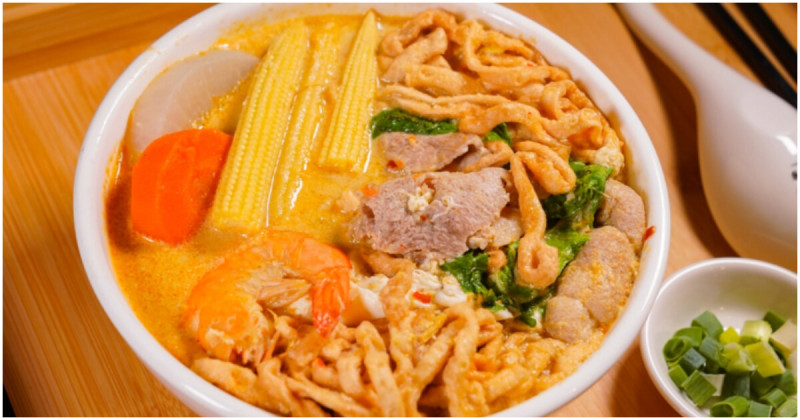 高雄鍋燒麵推薦！謙稻鍋燒湯頭真材實料，剝皮辣椒與叻沙風味都不容錯過。