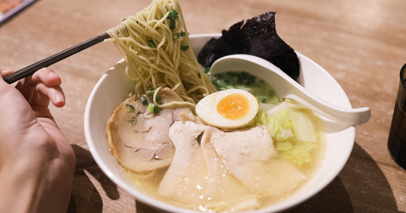 士林平價拉麵店推薦！百八龍拉麵 可以免費加麵加湯，靠近士林捷運站。