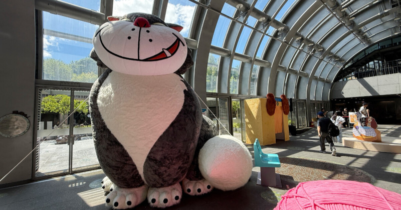 4米魯斯佛貓奴尖叫！台北捷運Ｘ迪士尼樂園免費拍，全新彩繪列車進站。