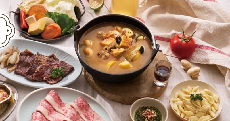 火鍋控吃雞湯大叔新菜！紅酒雞湯火鍋配牛排，萬聖節再送南瓜娃娃。
