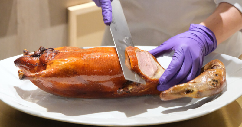 烤鴨1190元搶吃！信義區新開「芯聚苑」必吃菜推薦，4大優惠吃起來。