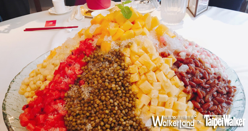 巨無霸刨冰底家啦！華泰王子大飯店「鮮果刨冰山」11種配料推成山！  