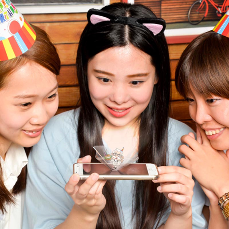 神秘通關密語，讓3D投影肯德基爺爺瞬間穿越，扭臀唱歌跳舞為你歡慶難忘慶生時刻！