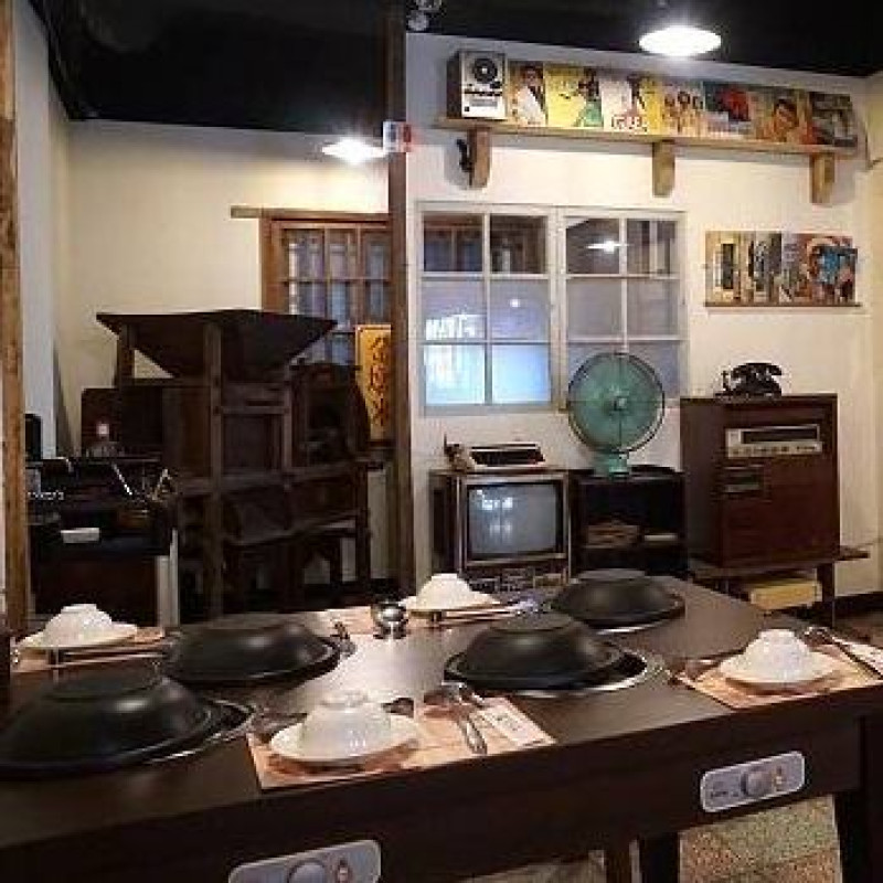 《捷運板南線/新埔站美食》老古板石頭火鍋~復古懷舊的個人石頭小火鍋，推老板自家醃製的泡菜鍋！