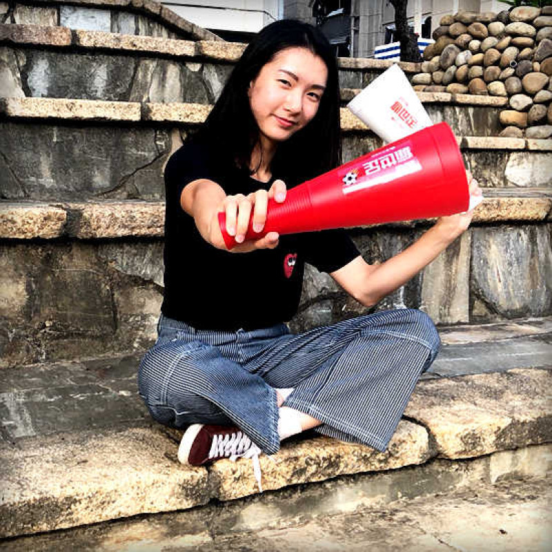 誰說瘋世足只能在家看電視！新竹市連續三日開放千人廣場直播世足賽，現場打卡還可以兌換贈品，讓大家一起吶喊瘋世足吧。