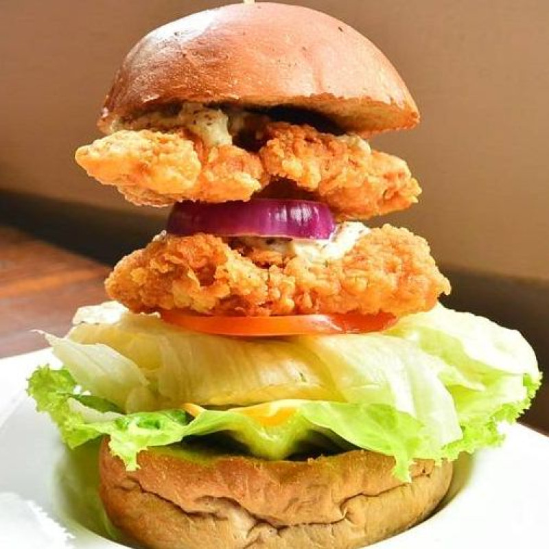 台中西區 忠信市場 Pipe牛逼館子 工業風美式餐廳 平價漢堡 鄰近美術館