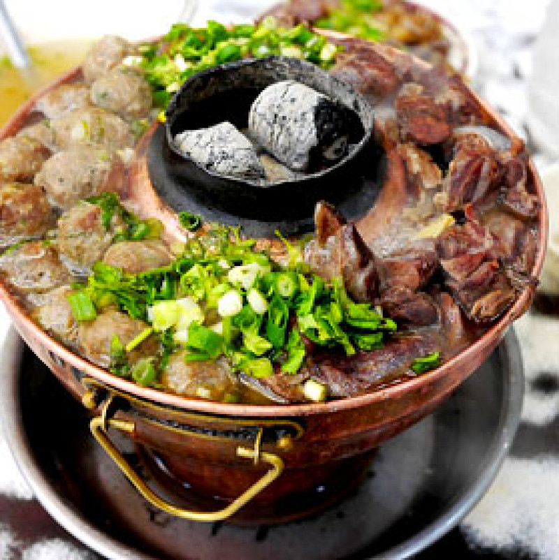 【台中散策食記】清真恩德元餃子館 │南屯區：必點超人氣排隊炭燒牛肉丸子鍋～牛肉塊加牛肉丸爆量沸騰～沒訂到位就只能流口水了