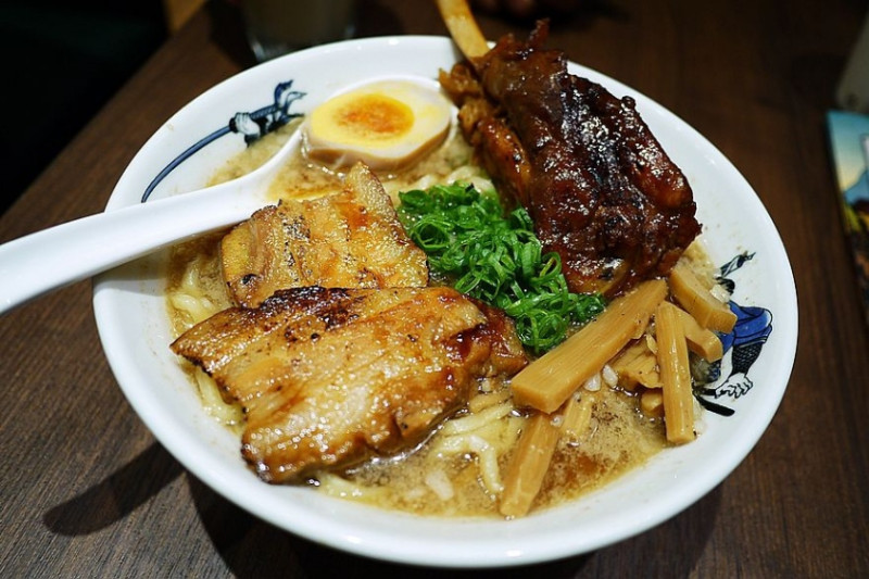 【台北】信義 麵屋武藏 虎洞(微風松高B2) 超濃郁湯頭x超滿足肥嫩嫩叉燒肉 晉升前三名好吃拉麵‧推薦虎洞限定雙叉燒太刀拉麵+叉燒飯♥♥♥