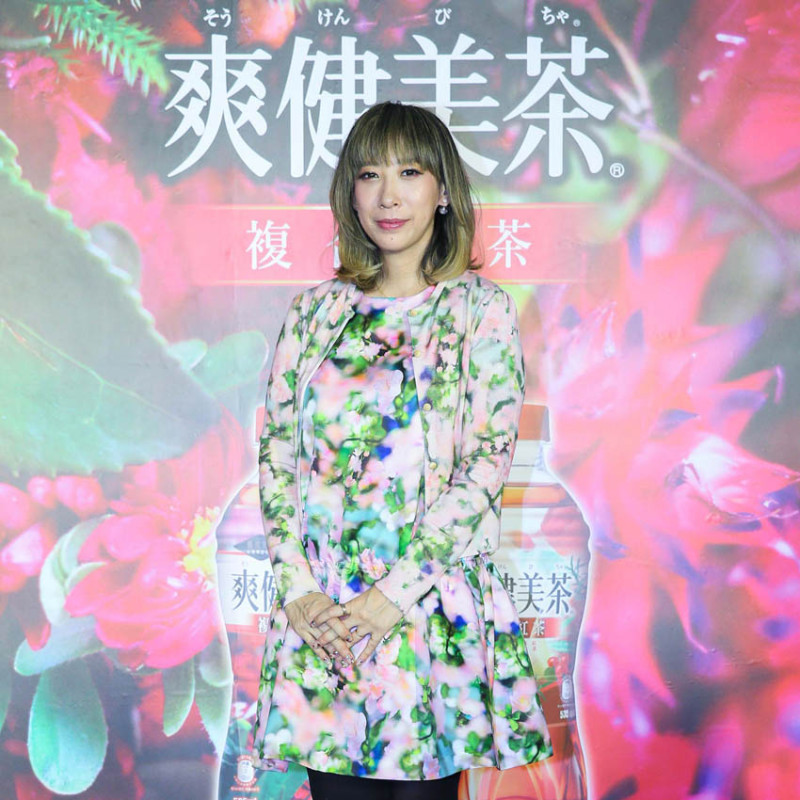 蜷川実花與日系茶飲的華麗舞曲～一起來絕美綻放吧！爽健美茶限量聯名瓶正式上市。