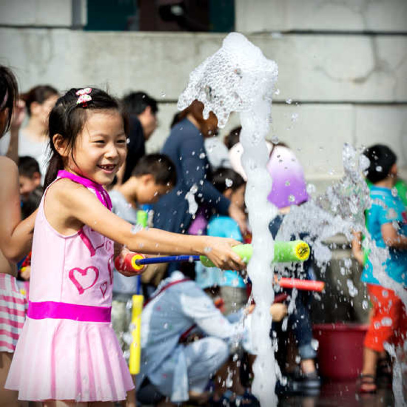 玩水竟然不用到海邊，現在到新竹市區也可以！新竹市府廣場變身為夏日水樂園，玩水趴邀請大人小孩一起同樂對抗酷暑。