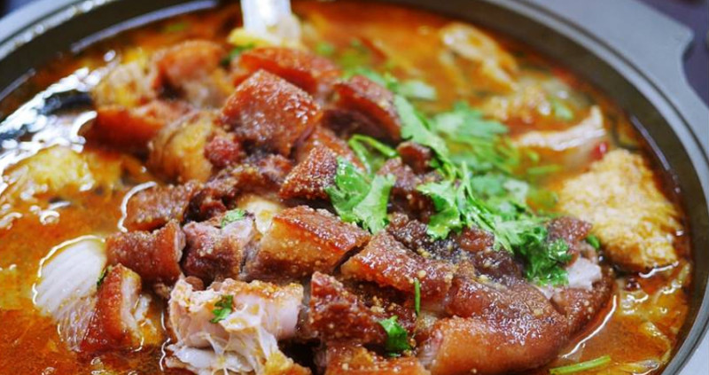 ◊ 隱藏版 鮮甜味美沙鍋魚頭 還有個人鍋 一個人照吃不誤 潤六月添壽展孝心 來點不一樣的沙鍋菜豬腳 ➩ 鮮美味沙鍋魚頭e餚館 頭份美食