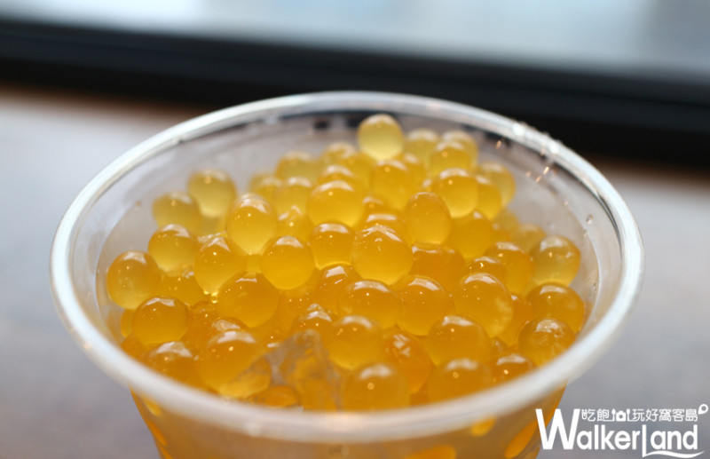 鳳梨偽裝成鮭魚卵了啦！「鳳梨啵啵氣泡飲」讓飲料也能爆漿，肯德基今夏限量消暑上市。