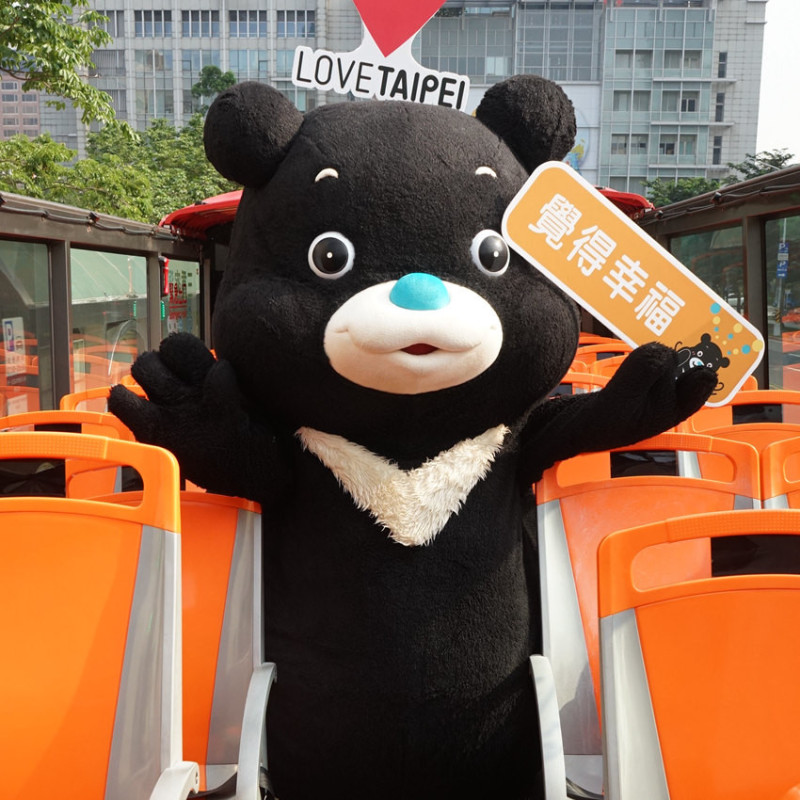 超大熊熊巴士居然在台北市到處跑！熊讚高調過3歲生日，登上雙層巴士，乘客還有機會得到限量版熊讚乖乖零食包。