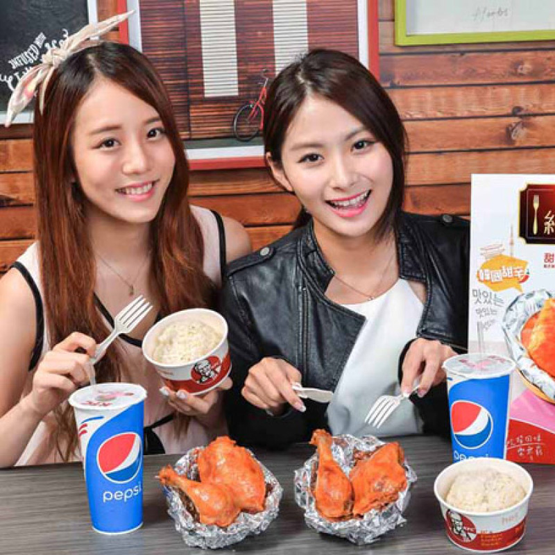 和妳的甜心一起吃「韓國甜辛紙包雞」吧！肯德基全新推出韓式烤雞，引爆韓食新話題！