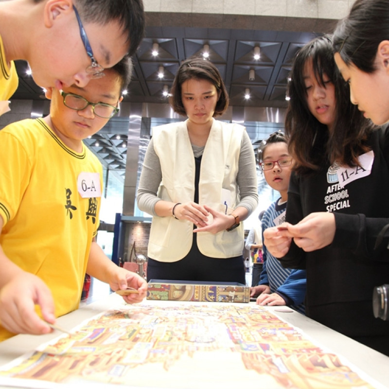 竟有一百人聚集北市府內玩桌遊！北市府百人桌遊開賽，體驗郭雪湖〈南街殷賑〉畫筆下繁華大稻埕。吳興國小熱血奪冠。