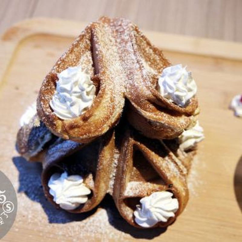 [美食]好療育的可愛拉花!!!!//La Bon cafe//愛心麻糬鬆餅&迷人拉花拿鐵，平價下午茶推薦!!台北市政府站