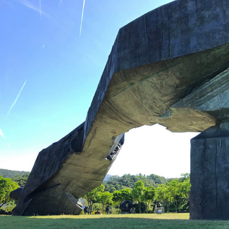 金山這樣玩超健康，就在美術館做瑜珈！港澳台超過600位遊客，11/3齊聚朱銘美術館一起體驗藝術與瑜珈的極致享受。