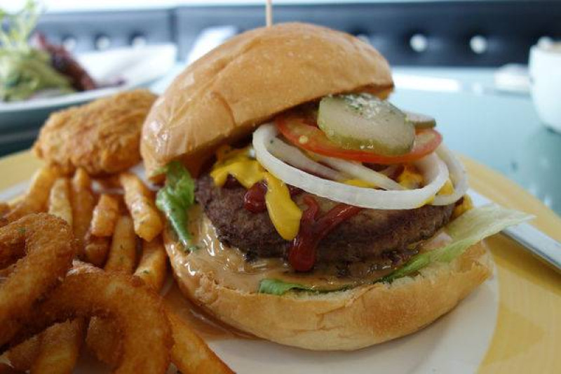 MUMU白姆森林 大嗑八盎斯的牛肉漢堡加上花生醬的甜鹹妙滋味              