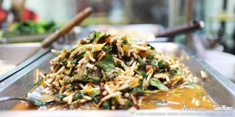 中和華新街美食巡禮~老地方雲南便當，自助餐竟可以夾到南洋料理！