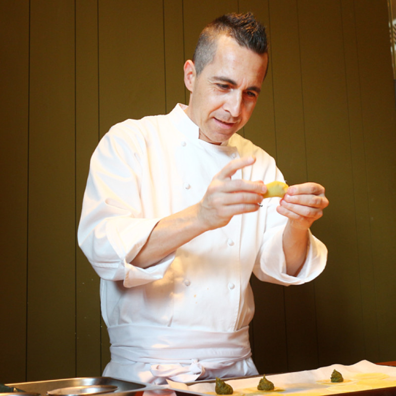 義大利型男主廚上菜，炎炎夏季這樣吃最過癮！文華東方酒店BENCOTTO 義式餐廳新菜上檔，重現家鄉媽媽的味道。