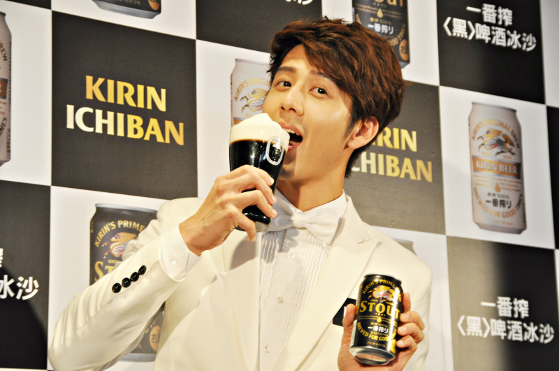 黑白配旋風襲捲→一番搾X胡宇崴 黑白配限量清涼開賣