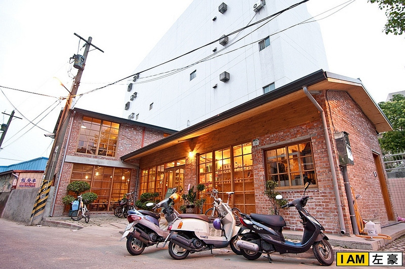 [食記] 高雄。鳥松區 春正商行 ( コーヒー、焙煎) 紅磚、木窗懷舊空間