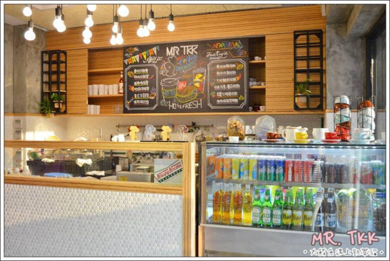 凱蒂媽愛吃鬼》捷運古亭站7號出口》老品牌新風貌頂呱呱二代店 MR.TKK 延續經典不變炸雞薯條外還多了輕食與咖啡