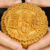 會爆漿的月餅你一定還沒吃過！香港蟬聯19年冠軍「美心月餅」快閃信義區，獨家商品限量販售。