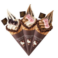 Kitty迷這次真的要瘋了！GODIVAxHello Kitty首度聯手賣萌，11/5限量300支「Hello Kitty巧克力霜淇淋」免費送。