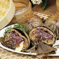 這一顆「八寶和牛爆漿粽」很驚人！台中金典端午節推出「金粽系列」禮盒，要用創新升級版粽子搶攻必買清單。