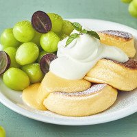 甜點控吃一口就療癒！FLIPPER's推出夢幻「檸檬葡萄鬆餅」期間限定口味，再加碼小樂吳思賢挑戰現場做給你吃。