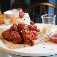 韓食控搶先朝聖草莓炸雞！GiLiGiLi獨家推出「草莓甜點炸雞」，酸甜草莓混搭韓式炸雞辣醬，強勢挑戰韓食控的下午茶必訪清單。