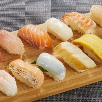 爭鮮要小心了！勘稱最強迴轉壽司「壽司郎」推出拿了就走「百元壽司外帶午餐盒」，搶攻最高CP值外帶壽司霸主稱號。