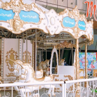 板橋人一定要美拍一波！板橋大遠百戶外廣場強勢打造「Dream World夢幻樂園」，白金色系旋轉木馬、粉紅摩天輪挑戰IG最夯室外遊樂園。