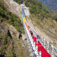 快帶上膽小鬼男友衝！30層樓高「雙龍七彩吊橋」就算會腳抖也要衝，獨家加碼9個「IG超夯南投打卡點」打破南投很無聊的傳說。