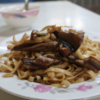 人生食堂 》 嘉義不只有雞肉飯！嘉義市內三家炭火鱔魚麵老店之一「西市」，獨門「特製骨仔肉炒鱔魚」噴香有勁，別處絕對吃不到。