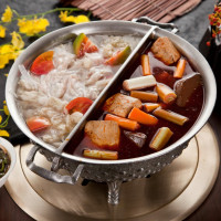 2021年初聚會人氣首選，鼎王麻辣鍋讓你梅花豬肉吃好吃滿，即日起消費滿額就大方送你吃，火鍋控還不快訂位去。