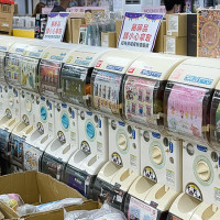 日本扭蛋通通50元！三麗鷗、蠟筆小新周邊下殺5折起，玩具outlet「麗嬰國際清倉中心」台北、台中人快衝。