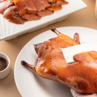 高雄家庭聚餐首選！「上菜片皮鴨專賣店」高雄夢時代店登場，宜蘭櫻桃鴨與亞洲50大酒吧聯手、打造烤鴨美味新巔峰。