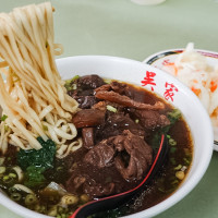 北投必吃牛肉麵在這！韓國主廚白鐘元也推薦，北投45年老字號「吳家牛肉麵」總是大排長龍，湯頭濃郁超讚。