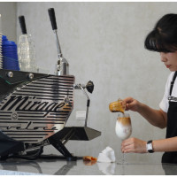 新開幕韓系咖啡廳！不限時、手沖咖啡專賣店，結合女裝品牌「COFFEE&PEOPLE」，時尚外帶杯必拍。