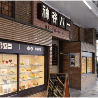 日本第一酒吧！電氣白蘭發源地「神谷バー」，太宰治也著迷的淺草老字號酒吧。