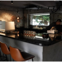 隱藏版台中咖啡廳！吧台席採全預約制「Mizukaffa」，喝手沖咖啡配法式甜點。