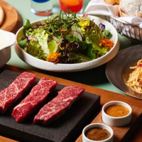 高雄牛排推薦！犝犝 燄牛排館「自助吧吃到飽」刷新高雄牛排館排名。