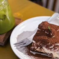 營業到晚上！南港不限時咖啡廳「陋巷咖啡廳」酒香提拉米蘇必點，店長橘貓超可愛。