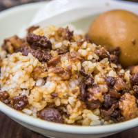 關稅戰台股暴跌！新北銅板美食9選省錢先吃，15元滷肉飯高CP值美食搶救小資族。