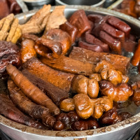 大溪老街必吃！桃園美食50年老店 老阿伯現滷豆干，每到假日都大排長龍、爆汁豆乾必吃。