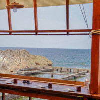 福隆沙雕季美食名單！貢寮人氣美食7間推薦，海景第一排 大份量海鮮餐廳必吃。